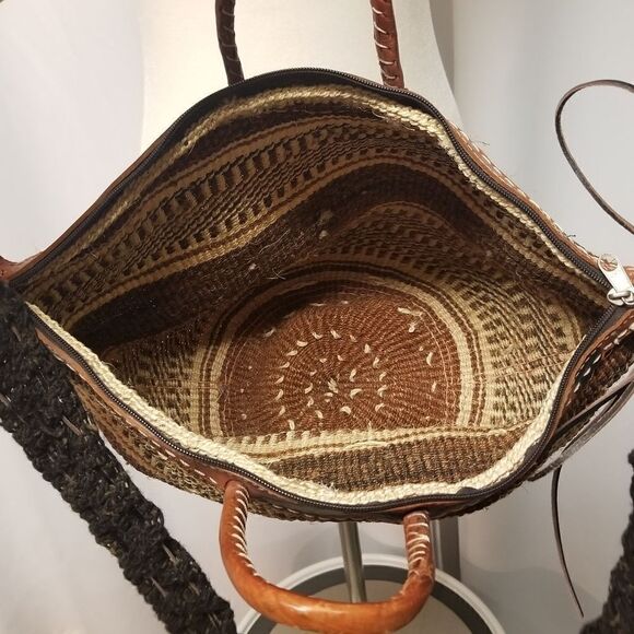 Handcrafted African Woven Sisal Kilim Crossbody Shoulder Bag with Leather Trims - Picture 4 of 8